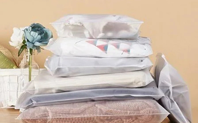 Zipper bags for travel